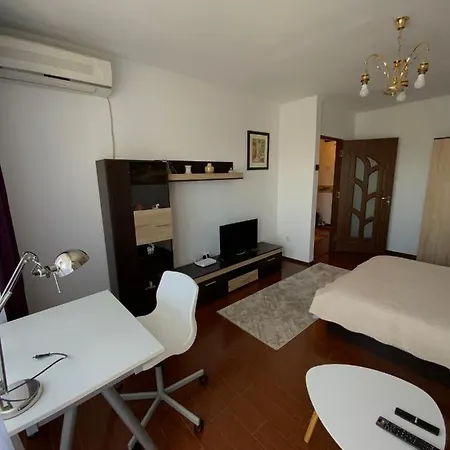 Les Garcons I Adi - Spacious View Near Metro